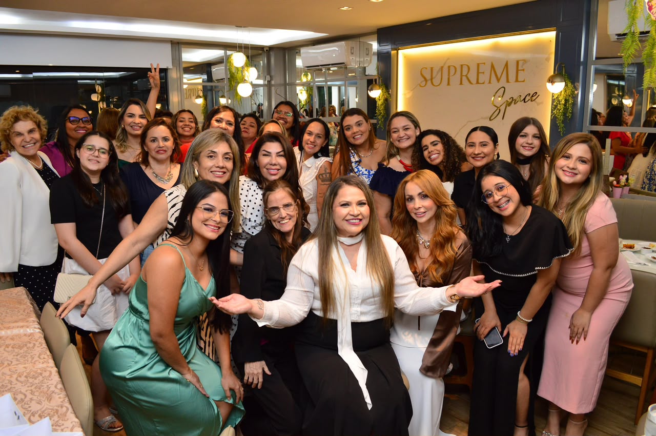 Grupo de mulheres reunidas e sorrindo em um encontro